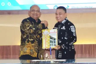 Wali Kota PAlu Hadianto Rasyid (kanan) menerima Laporan Hasil Pemeriksaan dari Kepala BPK Sulteng di Palu, Rabu (7/1/2026). (©Prokopim Setda Kota Palu/Imron)