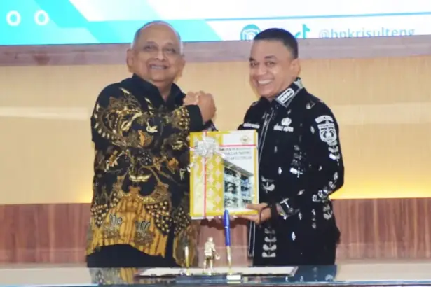 Wali Kota PAlu Hadianto Rasyid (kanan) menerima Laporan Hasil Pemeriksaan dari Kepala BPK Sulteng di Palu, Rabu (7/1/2026). (©Prokopim Setda Kota Palu/Imron)