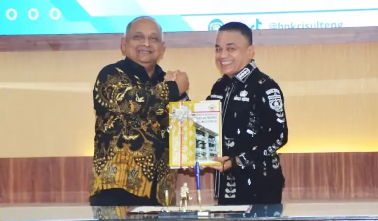 Wali Kota PAlu Hadianto Rasyid (kanan) menerima Laporan Hasil Pemeriksaan dari Kepala BPK Sulteng di Palu, Rabu (7/1/2026). (©Prokopim Setda Kota Palu/Imron)