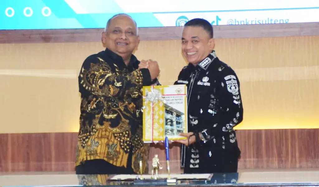 Wali Kota PAlu Hadianto Rasyid (kanan) menerima Laporan Hasil Pemeriksaan dari Kepala BPK Sulteng di Palu, Rabu (7/1/2026). (©Prokopim Setda Kota Palu/Imron)