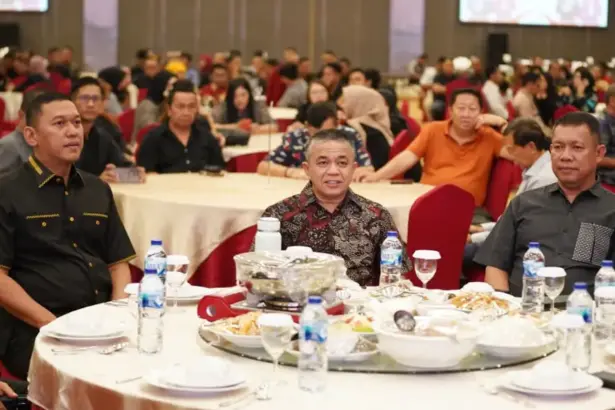 Wali Kota Palu Hadianto Rasyid (tengah) bersama pejabat lama Kapolresta Kombes Pol Deny Abrahams (kiri) dan pejabat baru Kombes Pol Hari Rosena (kanan). (©Prokopim Setda Kota Palu/Jufri)