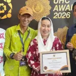 Wakil Wali Kota Palu, Imelda Liliana Muhidin didampingi Kepala Dinas Kesehatan Kota Palu, dr. Rochmat Jasin, Kepala Dinas Sosial Kota Palu, Susik, BPJS Kesehatan usai menerima trofi UHC Award di Jakarta, Selasa (27/1/2026). (©HO/Prokopim Setda Kota Palu)