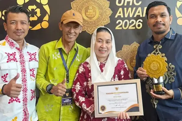 Wakil Wali Kota Palu, Imelda Liliana Muhidin didampingi Kepala Dinas Kesehatan Kota Palu, dr. Rochmat Jasin, Kepala Dinas Sosial Kota Palu, Susik, BPJS Kesehatan usai menerima trofi UHC Award di Jakarta, Selasa (27/1/2026). (©HO/Prokopim Setda Kota Palu)