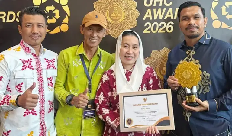 Wakil Wali Kota Palu, Imelda Liliana Muhidin didampingi Kepala Dinas Kesehatan Kota Palu, dr. Rochmat Jasin, Kepala Dinas Sosial Kota Palu, Susik, BPJS Kesehatan usai menerima trofi UHC Award di Jakarta, Selasa (27/1/2026). (©HO/Prokopim Setda Kota Palu)