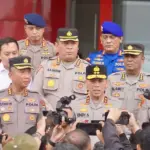 Kapolda Sulteng Irjen Pol Endi Sutendi (tengah) memberikan keterangan kepada wartawan di Mapolda Sulteng, Selasa (30/12/2025). (©Humas Polda Sulteng)