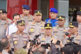Kapolda Sulteng Irjen Pol Endi Sutendi (tengah) memberikan keterangan kepada wartawan di Mapolda Sulteng, Selasa (30/12/2025). (©Humas Polda Sulteng)