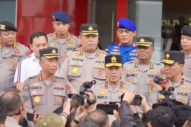 Kapolda Sulteng Irjen Pol Endi Sutendi (tengah) memberikan keterangan kepada wartawan di Mapolda Sulteng, Selasa (30/12/2025). (©Humas Polda Sulteng)