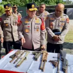 Kapolda SUlteng Irjen Pol Endi Sutendi memperhatikan sejumlah senpi rakitan yang berhasil diamankan dalam operasi Madago Raya. (©Humas Polda Sulteng)