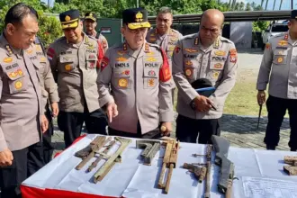 Kapolda SUlteng Irjen Pol Endi Sutendi memperhatikan sejumlah senpi rakitan yang berhasil diamankan dalam operasi Madago Raya. (©Humas Polda Sulteng)