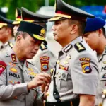 Kapolda Sulteng Irjen Pol Endi Sutendi menyematkan tanda jabatan pada sertijab di Mapolda Sulteng, Senin (5/1/2026). (©Humas Polda Sulteng)