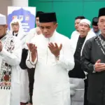 GUbernur Anwar Hafid bersama Kapolda Sulteng Irjen Pol Endi Sutendi pada Subuh Berkah di Masjid Baitul Khairaat Palu, Jumat (16/1/2026). (©HUmas Polda Sutleng)