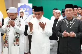 GUbernur Anwar Hafid bersama Kapolda Sulteng Irjen Pol Endi Sutendi pada Subuh Berkah di Masjid Baitul Khairaat Palu, Jumat (16/1/2026). (©HUmas Polda Sutleng)