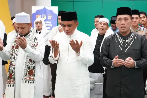 GUbernur Anwar Hafid bersama Kapolda Sulteng Irjen Pol Endi Sutendi pada Subuh Berkah di Masjid Baitul Khairaat Palu, Jumat (16/1/2026). (©HUmas Polda Sutleng)