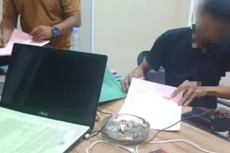 AD, terduga pelaku diskriminasi di Mapolres Morowali, Sabtu (3/1/2026). (©Humas Polres Morowali)