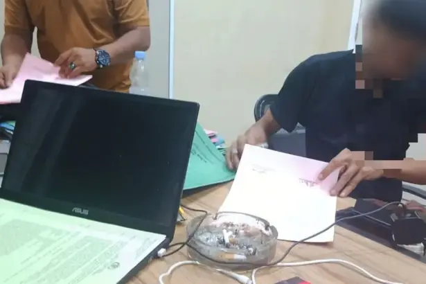 AD, terduga pelaku diskriminasi di Mapolres Morowali, Sabtu (3/1/2026). (©Humas Polres Morowali)