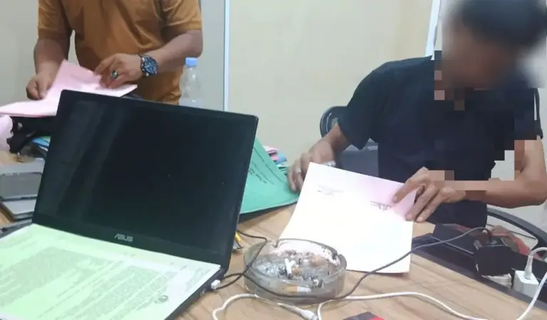 AD, terduga pelaku diskriminasi di Mapolres Morowali, Sabtu (3/1/2026). (©Humas Polres Morowali)