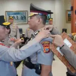 Kapolda Sulteng Irjen Pol Endi Sutendi memasangkan tanda jabatan kepada Kombes Pol Hari Roseno yang dilantiknya sebagai Kapolresta Palu, Rabu (7/1/2026). (©HUmas Polda Sulteng)