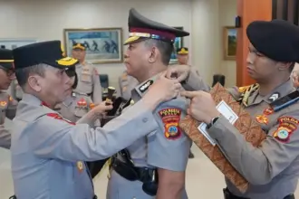 Kapolda Sulteng Irjen Pol Endi Sutendi memasangkan tanda jabatan kepada Kombes Pol Hari Roseno yang dilantiknya sebagai Kapolresta Palu, Rabu (7/1/2026). (©HUmas Polda Sulteng)