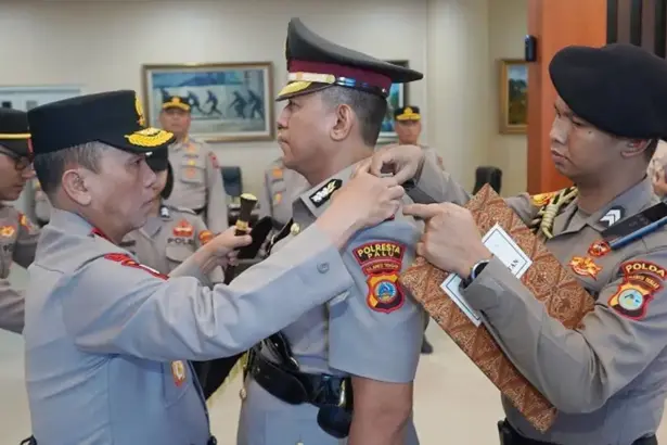 Kapolda Sulteng Irjen Pol Endi Sutendi memasangkan tanda jabatan kepada Kombes Pol Hari Roseno yang dilantiknya sebagai Kapolresta Palu, Rabu (7/1/2026). (©HUmas Polda Sulteng)