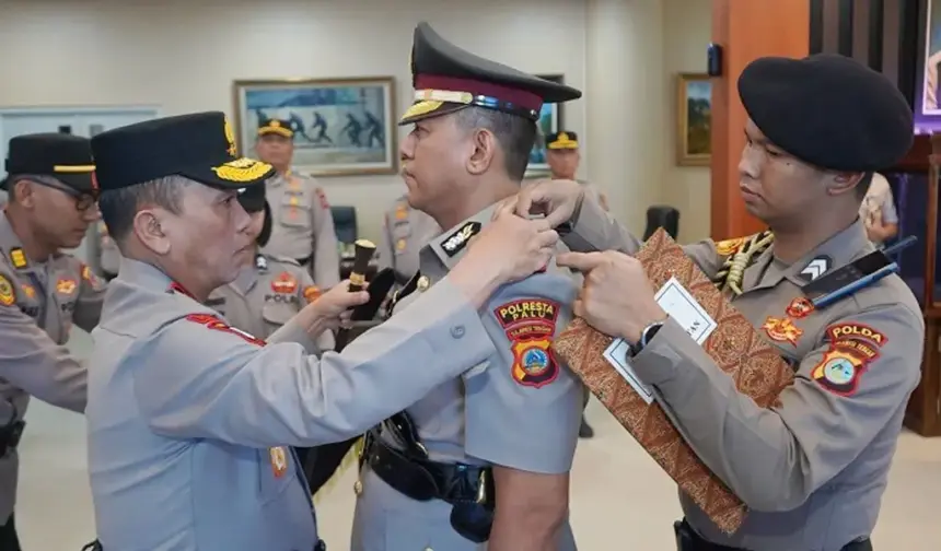 Kapolda Sulteng Irjen Pol Endi Sutendi memasangkan tanda jabatan kepada Kombes Pol Hari Roseno yang dilantiknya sebagai Kapolresta Palu, Rabu (7/1/2026). (©HUmas Polda Sulteng)