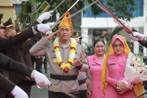 Kapolresta Palu yang baru Kombes Pol Heri Rosena saat tiba di Mapolresta Palu, Kamis (8/1/2026). (©Humas Polresta Palu)(