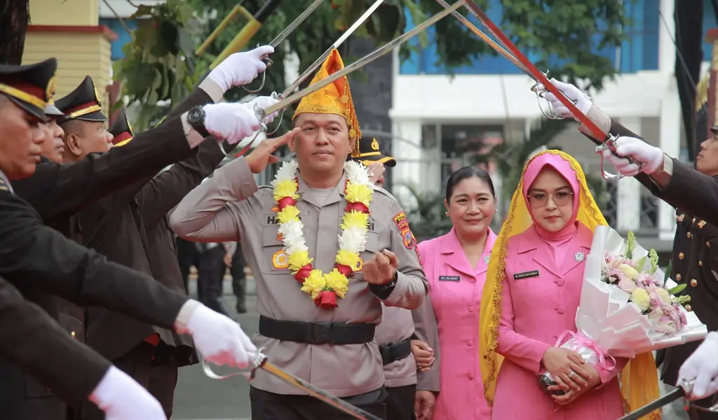 Kombes Pol Hari Rosena Disambut Adat di Mapolresta Palu