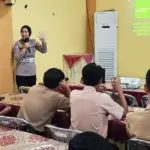 Personel Polantas Polresta Palu menyampaikan materi lalu lintas di SMAN 4 Palu, Rabu (14/1/2026). (©Humas Polresta Palu)