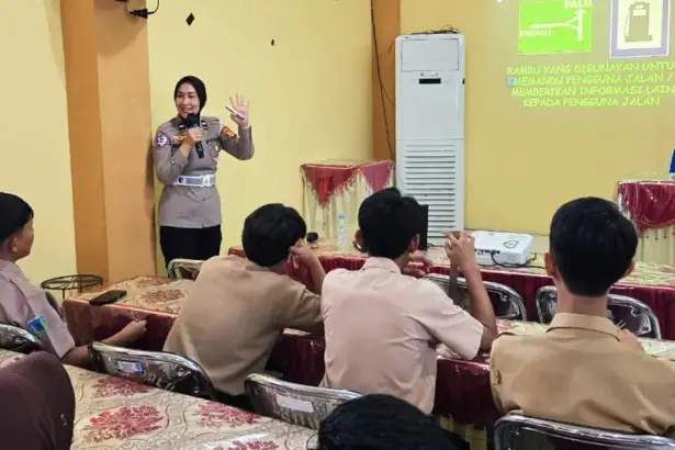 Personel Polantas Polresta Palu menyampaikan materi lalu lintas di SMAN 4 Palu, Rabu (14/1/2026). (©Humas Polresta Palu)