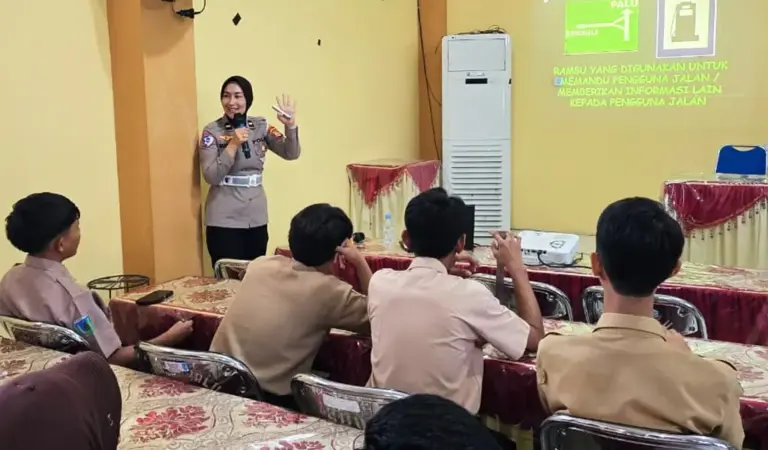 Personel Polantas Polresta Palu menyampaikan materi lalu lintas di SMAN 4 Palu, Rabu (14/1/2026). (©Humas Polresta Palu)