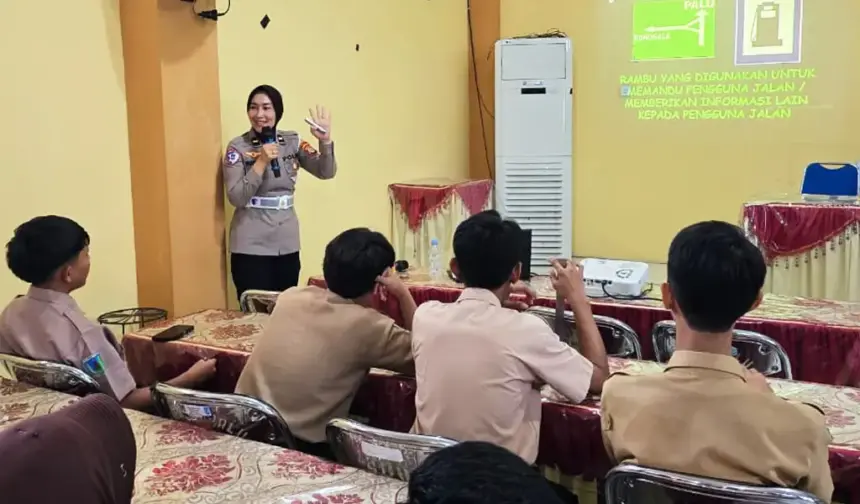 Personel Polantas Polresta Palu menyampaikan materi lalu lintas di SMAN 4 Palu, Rabu (14/1/2026). (©Humas Polresta Palu)