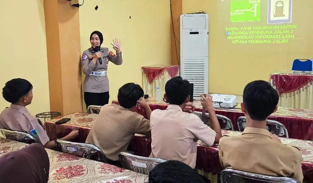 Personel Polantas Polresta Palu menyampaikan materi lalu lintas di SMAN 4 Palu, Rabu (14/1/2026). (©Humas Polresta Palu)