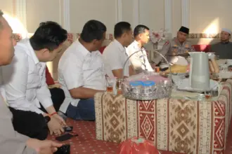 Kapolresta Palu Kombes Pol Hari Rosena bersama jajaran saat silaturahmi di kediaman Ketua Alkhairaat, Habib Alwi bin Saggaf Aljufri , Rabu (14/1/2026). (©Humas Polresta Palu)