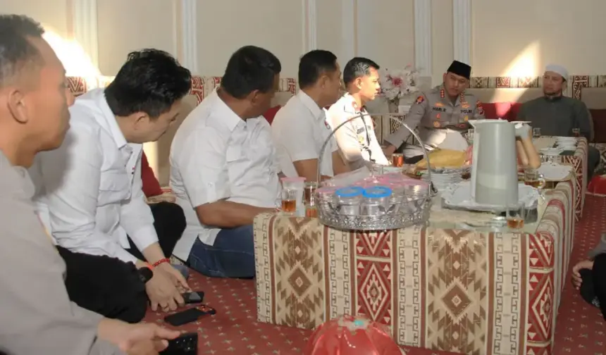Kapolresta Palu Kombes Pol Hari Rosena bersama jajaran saat silaturahmi di kediaman Ketua Alkhairaat, Habib Alwi bin Saggaf Aljufri , Rabu (14/1/2026). (©Humas Polresta Palu)