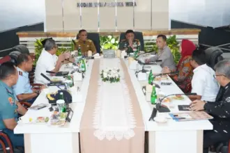 Rapat koordinas Forkopimda Sulteng dipimpin Gubernur Anwar Hafid di Songgolangi Makodam XXIII/Palaka Wira, Kamis (29/01/2026). (©Pendam23)