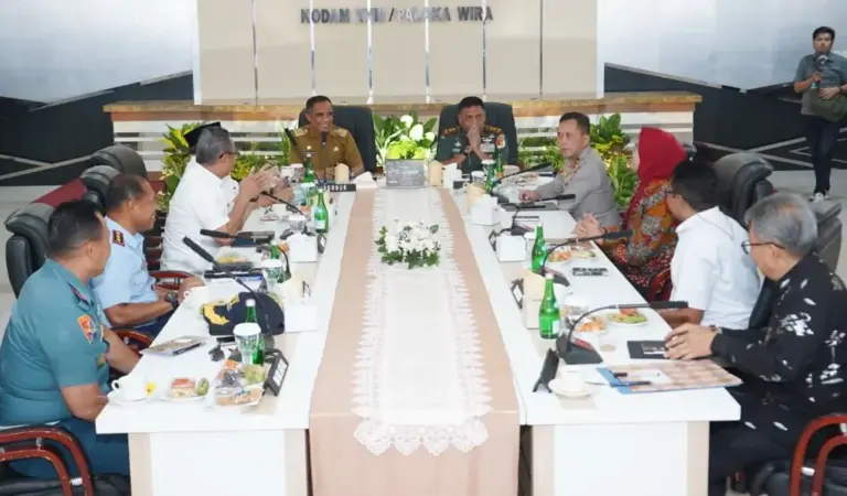 Rapat koordinas Forkopimda Sulteng dipimpin Gubernur Anwar Hafid di Songgolangi Makodam XXIII/Palaka Wira, Kamis (29/01/2026). (©Pendam23)
