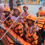 Sejumlah anak TK mencoba boat saat melakukan kunjungan edukasi kebencanaan di Basarnas Palu, Kamis (22/1/2026). (©Basarnas Palu)