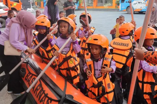 Sejumlah anak TK mencoba boat saat melakukan kunjungan edukasi kebencanaan di Basarnas Palu, Kamis (22/1/2026). (©Basarnas Palu)
