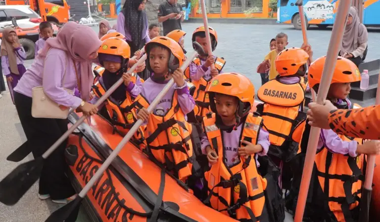 Sejumlah anak TK mencoba boat saat melakukan kunjungan edukasi kebencanaan di Basarnas Palu, Kamis (22/1/2026). (©Basarnas Palu)