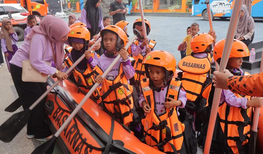 Sejumlah anak TK mencoba boat saat melakukan kunjungan edukasi kebencanaan di Basarnas Palu, Kamis (22/1/2026). (©Basarnas Palu)
