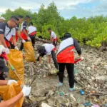 Sejumlah personel Basarnas Palu membersihkan sampah di area konservasi mangrove, Pantai Dupa, Layana Indah, Palu, Jumat (30/1/2026). (©Basarnas Palu)
