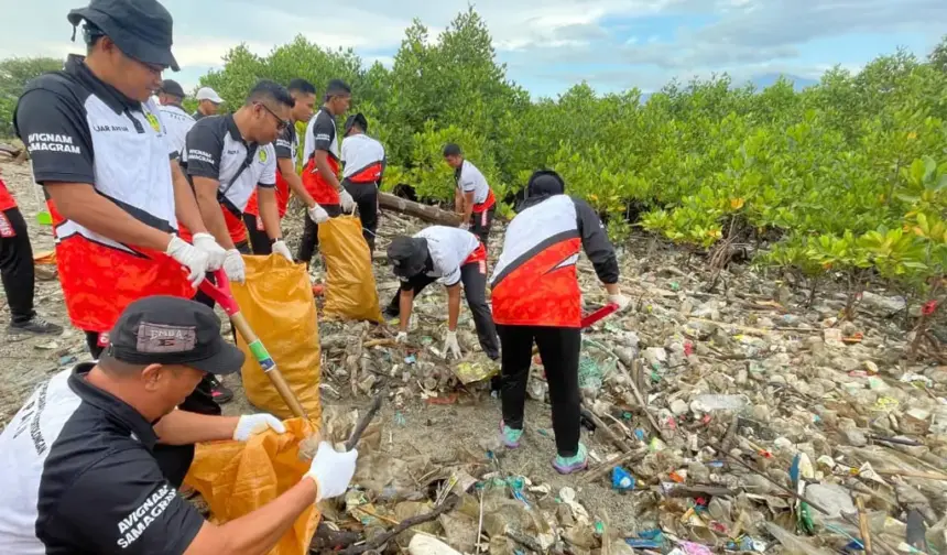 Sejumlah personel Basarnas Palu membersihkan sampah di area konservasi mangrove, Pantai Dupa, Layana Indah, Palu, Jumat (30/1/2026). (©Basarnas Palu)