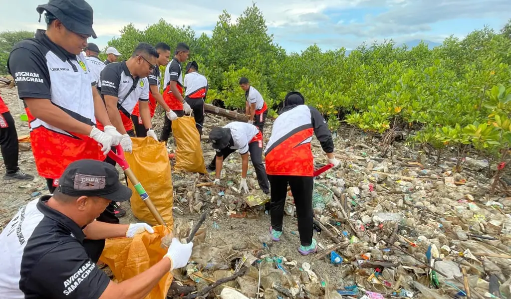 Basarnas Palu Bersihkan Pantai Mangrove Dupa dalam Pra Event HPSN