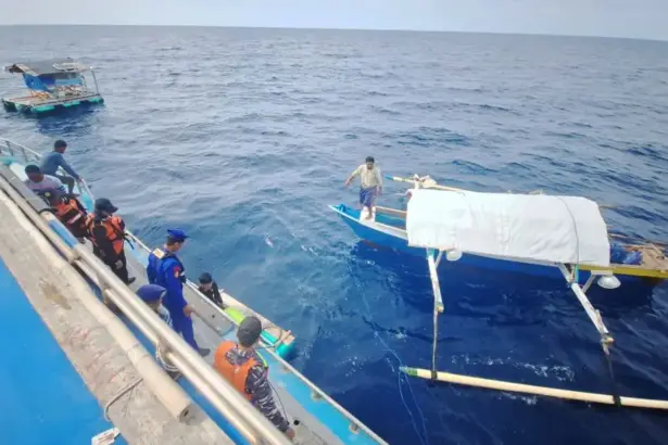 Tim SAR gabungan mengevakuasi dua nelayan yan hanyut setelah rompong mereka pusut di Teluk Tomini, Parimo, Kamis (22/1/2026). (©Basarnas Palu)