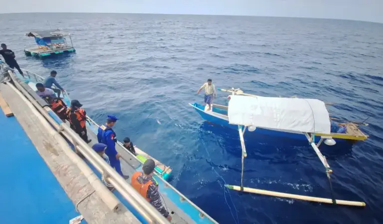 Tim SAR gabungan mengevakuasi dua nelayan yan hanyut setelah rompong mereka pusut di Teluk Tomini, Parimo, Kamis (22/1/2026). (©Basarnas Palu)