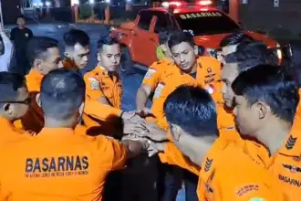 Sejumlah personel Basarnas Palu yang akan memperkuat Basarnas Makassar dalam operaso SAR pesawat ATR 42-500 di Maros-Pangkep, Rabu (21/1/2026). (©Basarnas Palu)