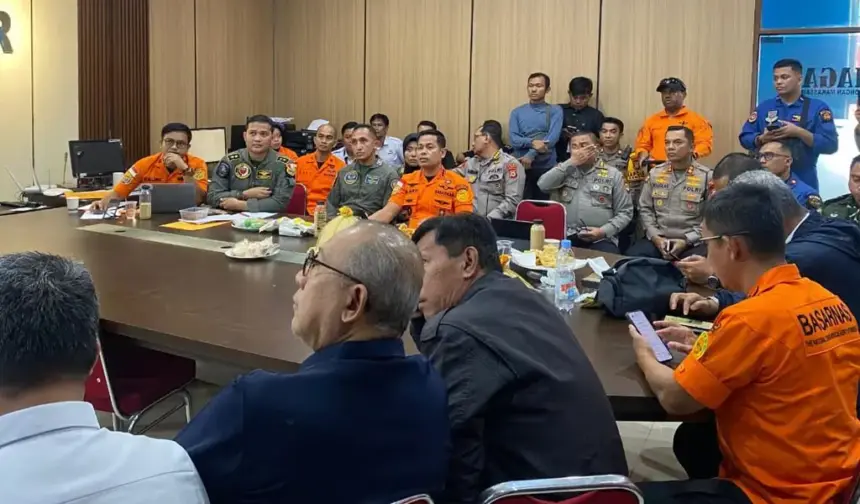 Rakor operasi SAR pesawat ATR 42-500 di Makassar, Selasa (20/1/2026). (©Basanras Makassar)