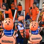 Personel Basarnas Palu mengarahkan anak-anak TK saat mencoba boat rescue di Kantor Basarnas Palu, Sulawesi Tengah, Senin (26/1/2026). (©bmzIMAGES/Basri Marzuki)