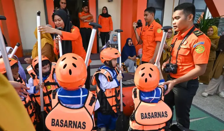 Personel Basarnas Palu mengarahkan anak-anak TK saat mencoba boat rescue di Kantor Basarnas Palu, Sulawesi Tengah, Senin (26/1/2026). (©bmzIMAGES/Basri Marzuki)