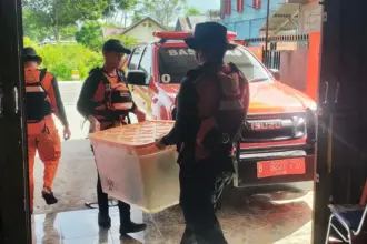 Tim SAR menyiapkan perlengkapan untuk pencarian nelayan yang dilaporkanhilang di Parimo, Rabu (21/1/2026). (©Basarnas Palu)