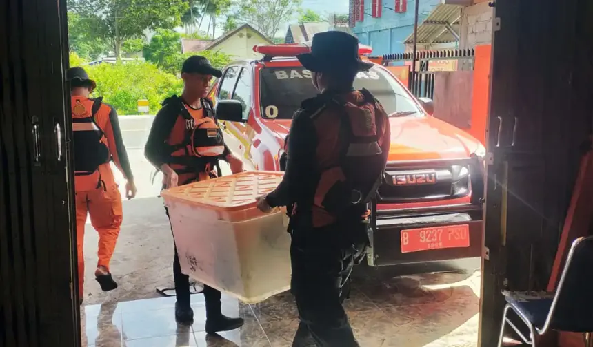 Tim SAR menyiapkan perlengkapan untuk pencarian nelayan yang dilaporkanhilang di Parimo, Rabu (21/1/2026). (©Basarnas Palu)